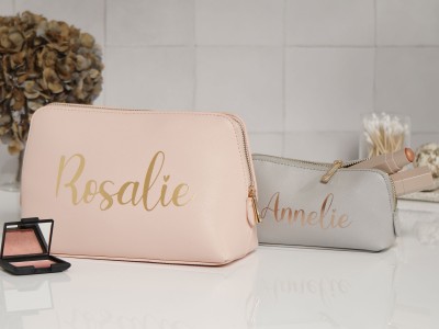 Kulturbeutel in zwei Größen Schminktasche mit Wunschnamen kleine Tasche - M, grau Personalisierte Kosmetiktasche Beauty Bag mit Namen 