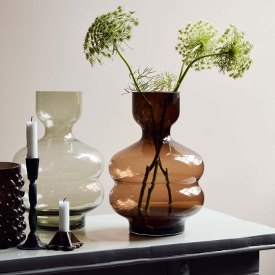 Braune Design Vase in abstrakter Form mit Deko